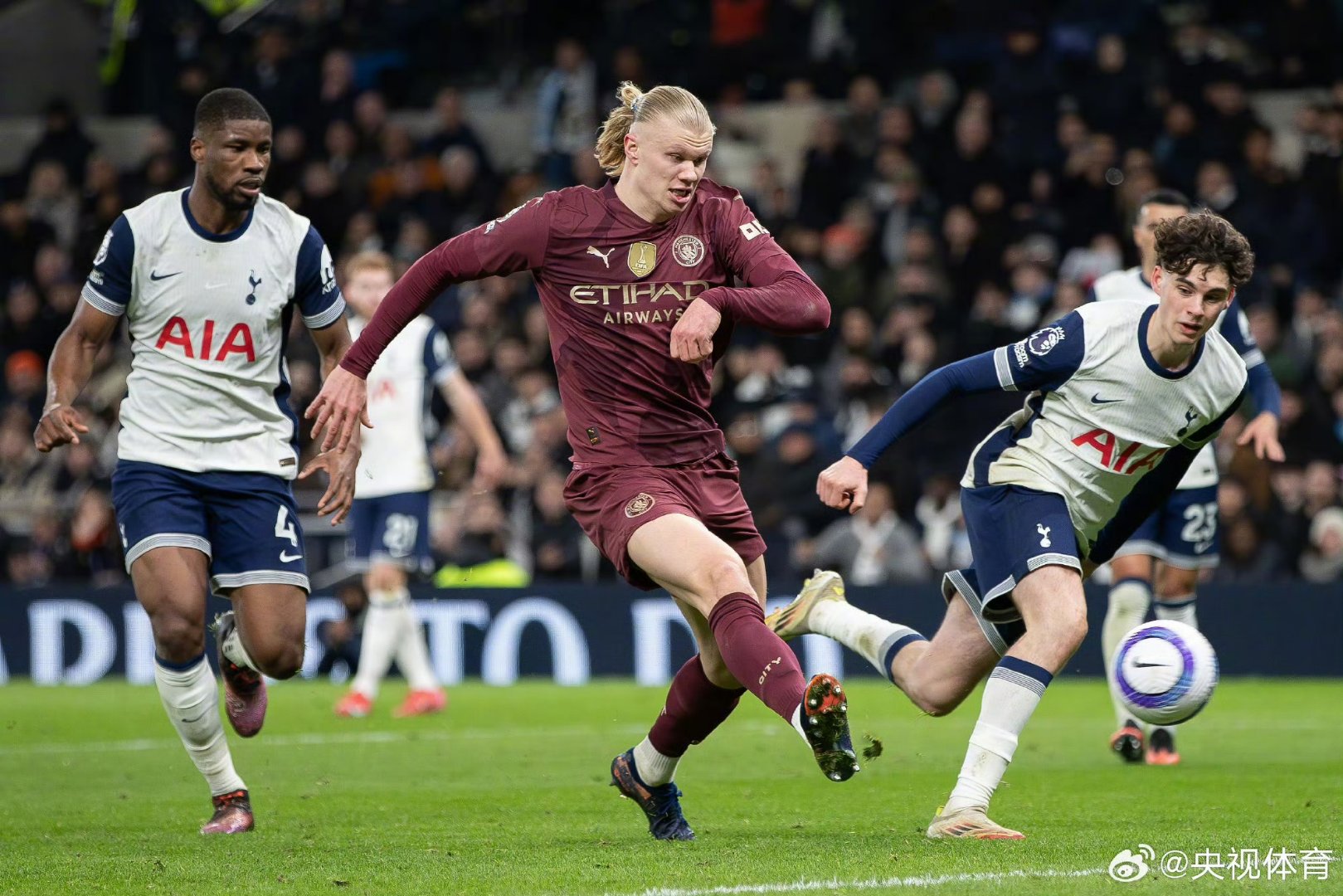 今夜体能课后,曼城主帅复盘备战NBA季后赛,话题不断,更衣室氛围转暖的简单介绍 今夜体能课后,曼城主帅复盘备战NBA季后赛,话题不断,更衣室氛围转暖的简单介绍